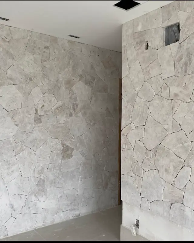 Parede interna revestida com Pedra Coliseu clara