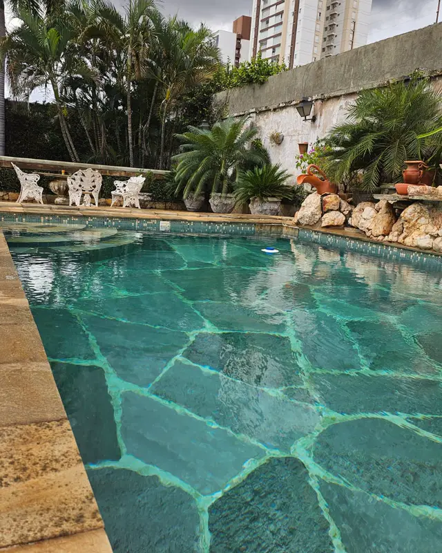 Piscina com fundo de Lajão em placas irregulares esverdeadas