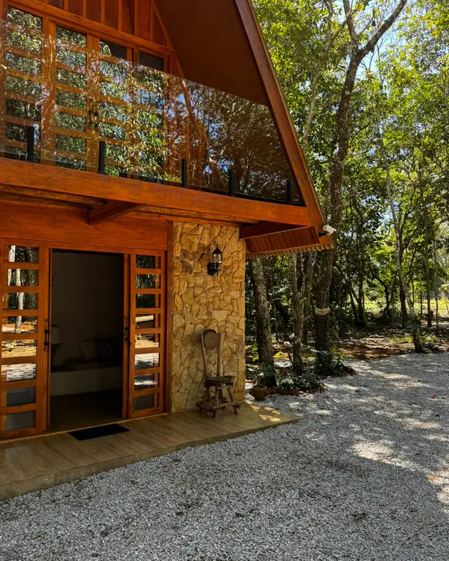 Fachada de casa de madeira com coluna revestida de Pedra Madeira